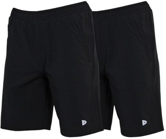 Twee zwarte korte sportbroeken voor heren naast elkaar, met elastische tailleband en logo.