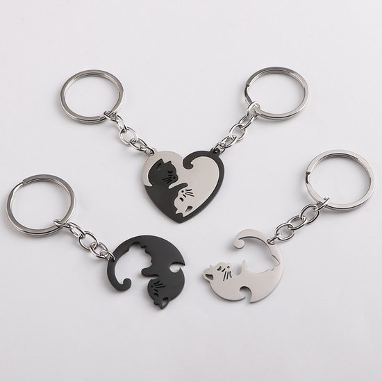 Trois porte-clés sur le thème des chats : une paire de chats YingYang en forme de cœur, et deux demi-chats. Noir et argenté.