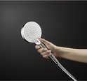 Hand houdt zilverkleurige hoofddouche vast