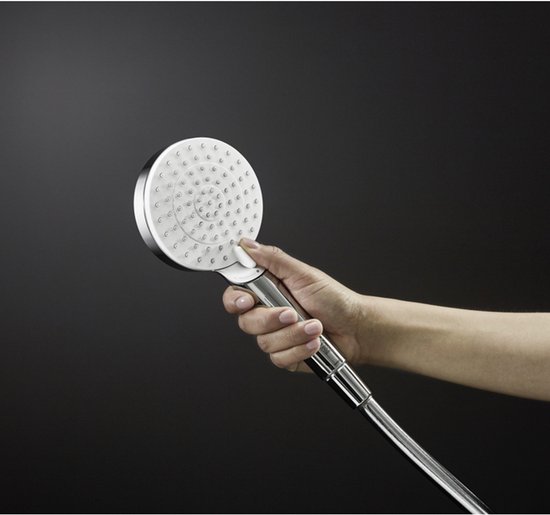 Hand houdt zilverkleurige hoofddouche vast