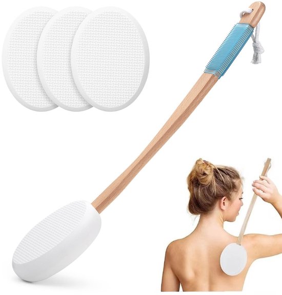 Een houten badborstel met witte, ovale pads, met een blauwe grip en een touwtje. Een vrouw gebruikt de borstel op haar rug.