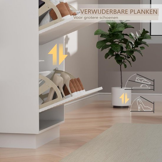 Drie kleppen van de witte schoenenkast met bruine en beige schoenen erin. Verwijderbare planken voor grotere schoenen.