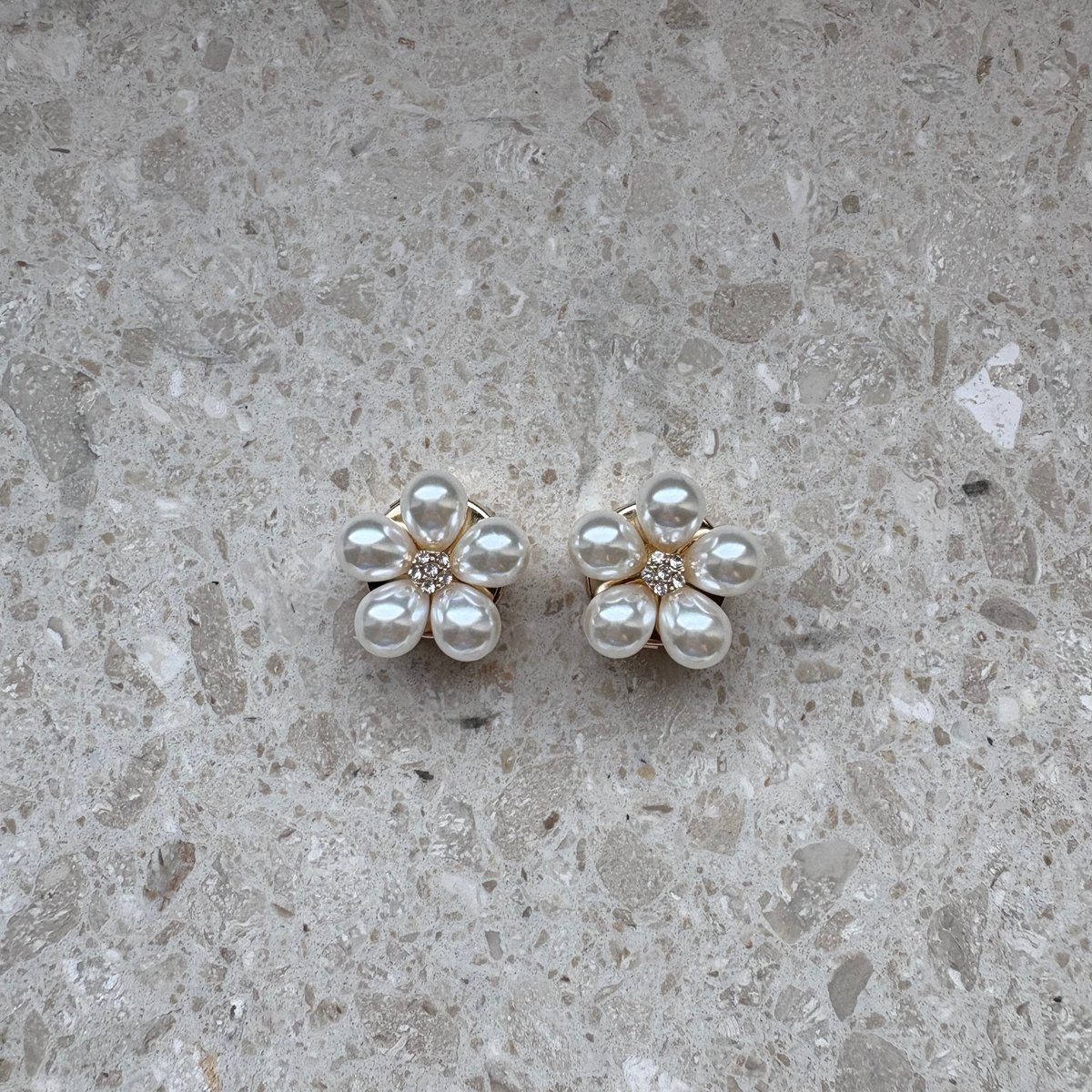Lauré - Button cover parel bloem groot - Goud- Set van 2 stuks - 16 mm - Decoratieve manchetknopen - Cufflinks - Knoophoes voor vrouwen