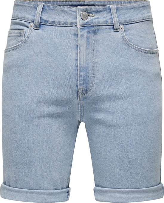 Short en jean bleu clair avec ourlets retroussés, deux poches latérales et une poche monnaie.