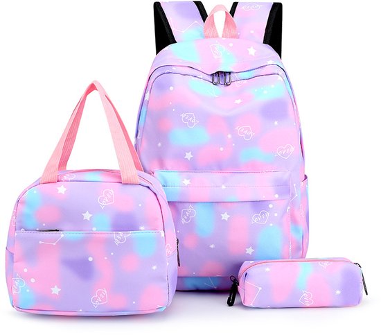 Een rugzak, lunchtas en etui met een paars, roze en blauw galaxy-print met sterren en hartjes.