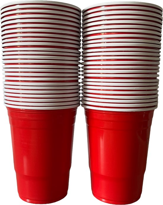 Twee stapels rode beerpong bekers met witte randen, op een witte achtergrond.