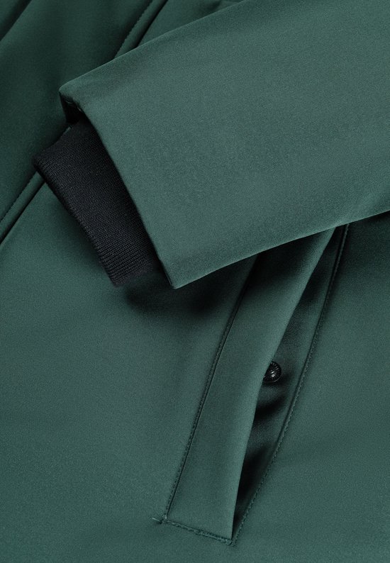 Detail van donkergroene outdoorjas, zwarte gebreide manchetten, knoop en rits.
