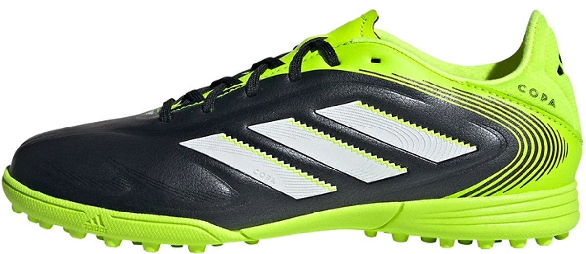 Zwarte adidas Copa Pure 3 turf voetbalschoenen voor kinderen met groene accenten en witte strepen. Perfect voor balcontact.