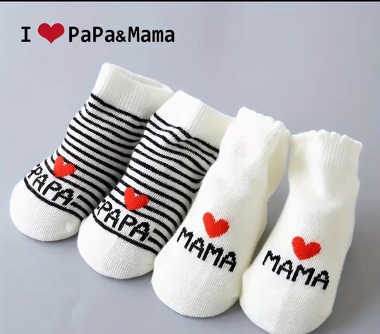 Babysokjes met strepen en 'PAPA', witte sokjes met 'MAMA' en rode hartjes. Tekst 'I ❤ PaPa&Mama'.