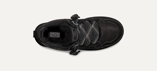 Zicht op de bovenkant van een zwarte UGG sneaker met schapenvacht voering en gestreepte veters.