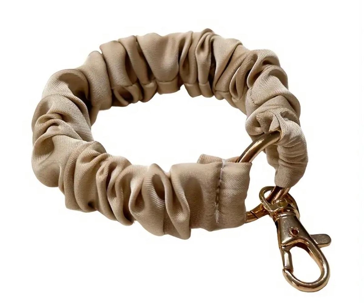 Telefoonkoord scrunchie om pols - Telefoonkoord - Band voor telefoon - Accessoire voor telefoon - Accessoire voor smartphones - Accessoire voor Iphone - Polsband - Armband voor telefoon - Phone cord - Sleutelhanger - Champagne - Goud - Gewoon Leuk!