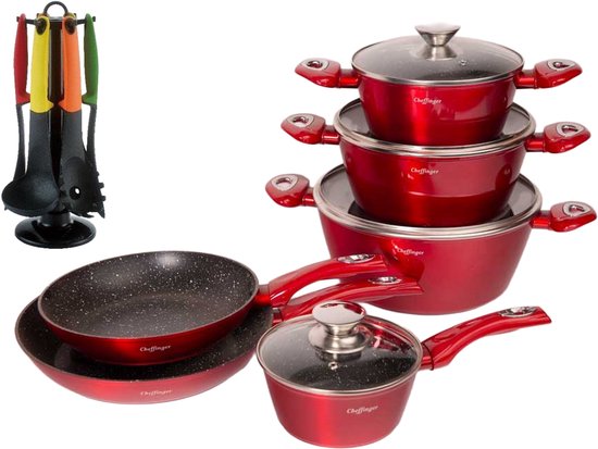 Un set de casseroles rouge avec couvercles en verre et un set d'ustensiles de cuisine avec des manches rouges, jaunes, verts et oranges.