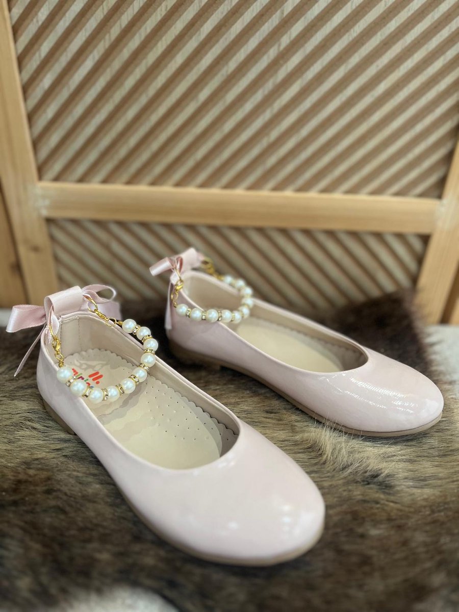 Meisjesschoenen-luxe feestschoenen- ballerina's- poederroze kleur vintage stijl-sierstrik -enkelsieraad-parels-siersteentjes-bruidsmeisjes-bruiloft-feest-verjaardag-fotoshoot