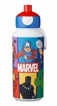 Bouteille blanche avec imprimé Avengers : Captain America, Iron Man, Black Panther, Hulk, Thor et Black Widow. Bouchon rouge et bleu.