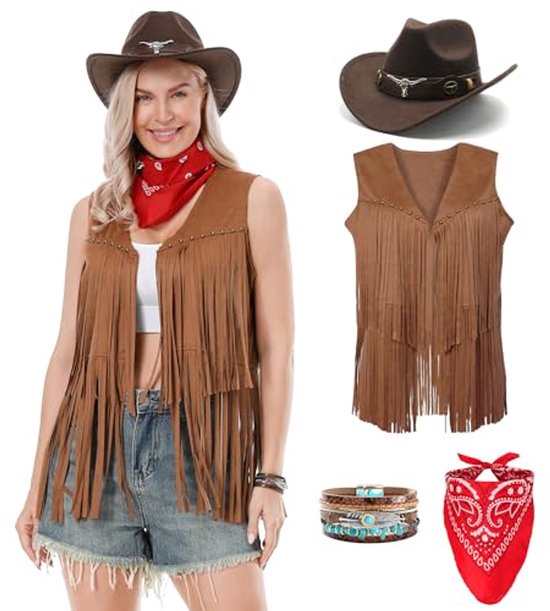 Chapeau de cowboy marron avec un gilet marron à franges, un bandana rouge et des bracelets. Le mannequin porte un chapeau de cowboy, un bandana rouge et un gilet à franges.