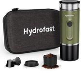 Groene Hydrofast espressomaker, een zwarte draagtas met 'Hydrofast' erop, losse koffiebakjes en gemalen koffie.