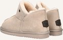 Achterkant van beige suède pantoffels met teddy voering en een bruin label met Warmbat logo.