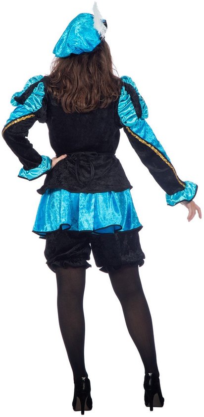Achterkant van een vrouw in zwart en blauw Pietenpak met goudkleurige versiering. Ze draagt zwarte panty's en schoenen.