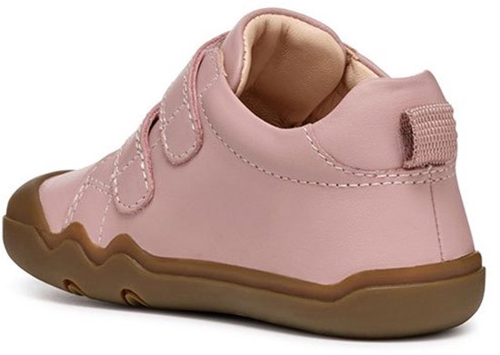 Roze sneaker met bruine zool, twee klittenbandsluitingen en lusje aan de achterkant.