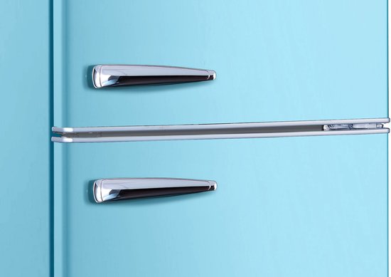Detailopname van de hemelsblauwe deur van de Helvetia koelkast met zilveren handgrepen.