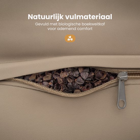 Een open rits toont de natuurlijke vulling van biologische boekweitkorrels in een beige yoga bolster.