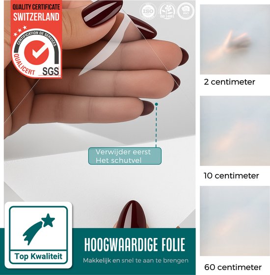 Hand met manicure verwijdert beschermfolie, met ster-icoon voor topkwaliteit.