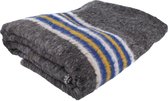 Grijze deken met horizontale banen van geel, blauw en wit.