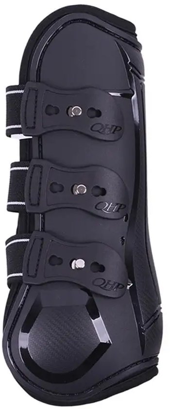 Zwarte peesbeschermer met zwarte sluitingen en witte bandjes, met QHP logo en carbon-look detail.