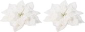 2x Kerstboomversiering op clip witte besneeuwde bloem 15 cm - kerstboom decoratie - witte kerstversieringen