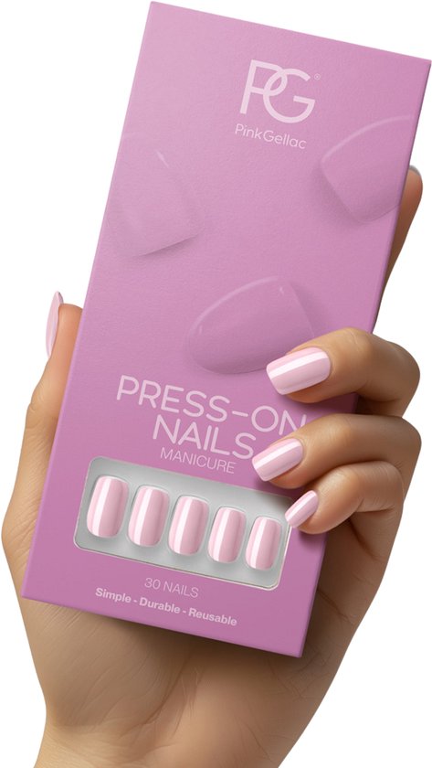 Hand houdt roze verpakking vast met 'PRESS-ON NAILS' en toont lichtroze vierkante kunstnagels.