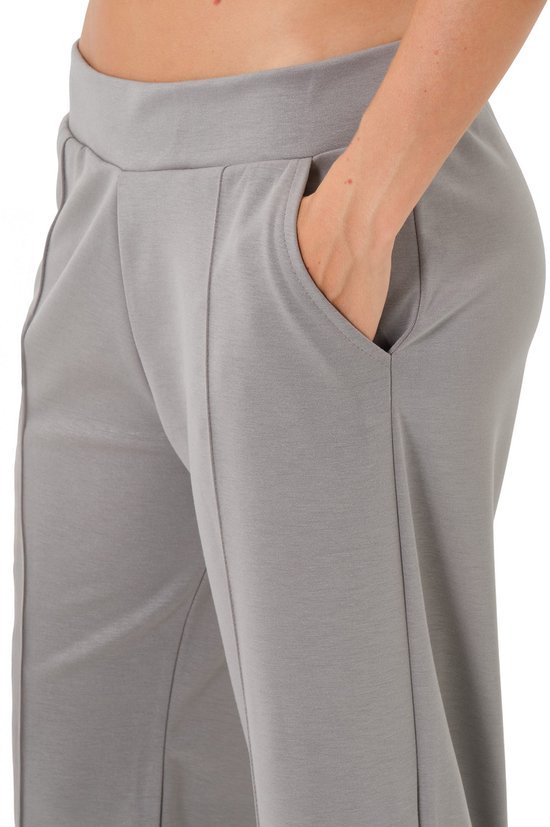 Detail van de zak van een grijze joggingbroek met rechte pijp.