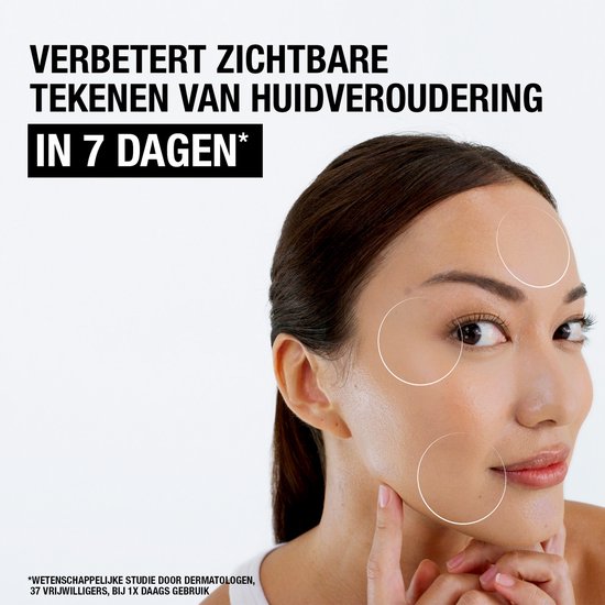 Model met fijne poriën en zachte huid, met witte cirkels op voorhoofd, onder ogen en kin.
