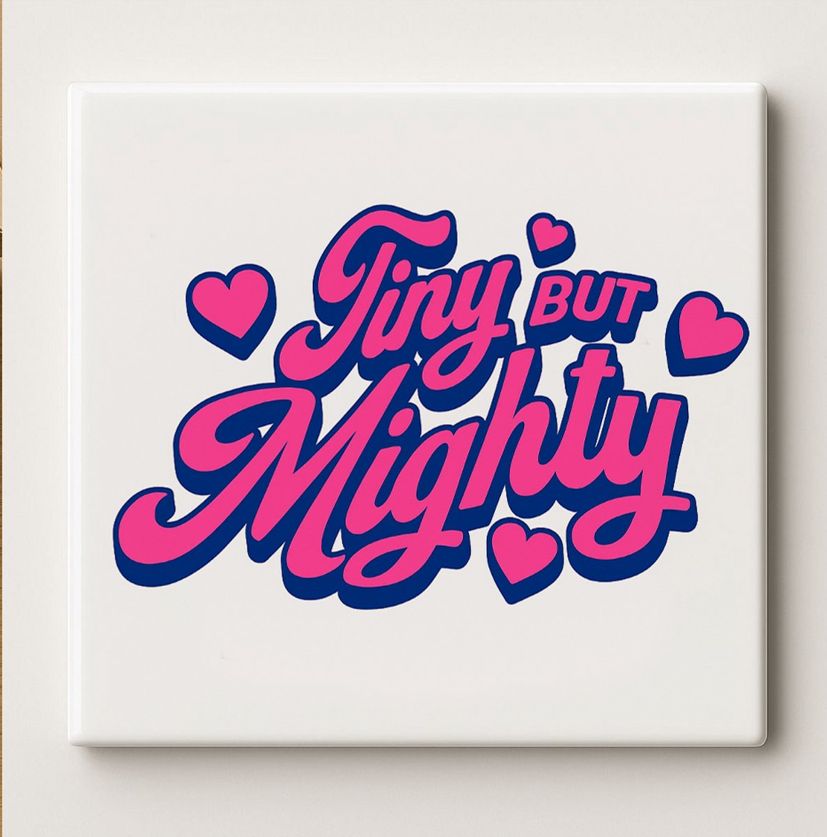 Tiny But Mighty Keramische Tegel 15x15 cm – Inspirerend Roze-Blauw Ontwerp – Motiverende W