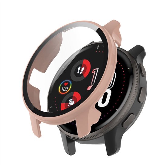 Roze smartwatch hoesje wordt op een zwarte smartwatch geplaatst. De wijzerplaat toont '10 10 SAT 01'.
