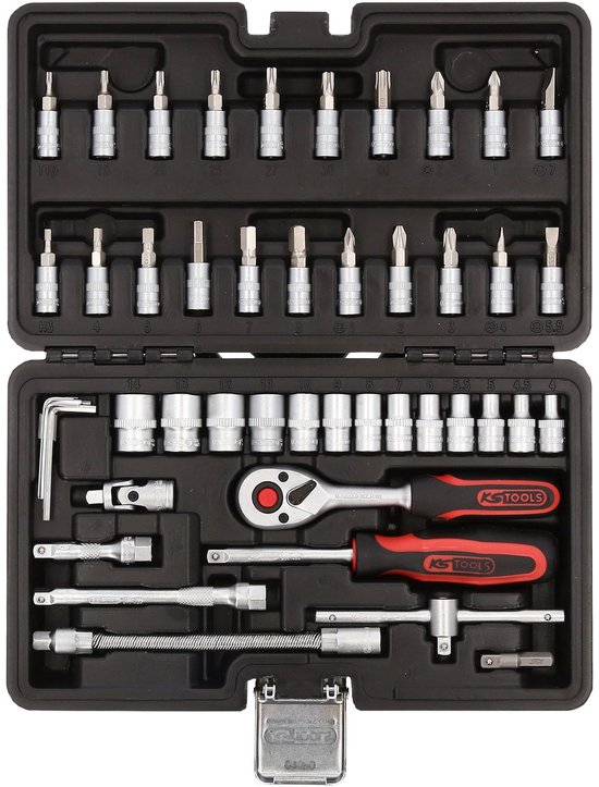 Zwarte koffer met een opengeklapte 48-delige dopsleutelset van KS Tools. De set bevat diverse doppen, bits en een ratel met rood-zwarte handgreep.