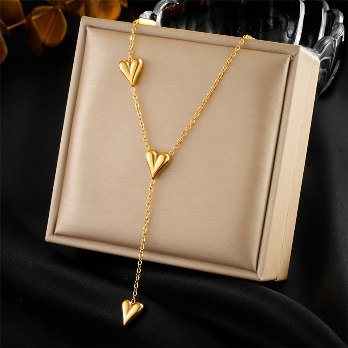 Sjika - Gold plated ketting met 3 hart hangers – Luxe Y-vormige damesketting – Elegant & tijdloos design – Perfect cadeau voor haar