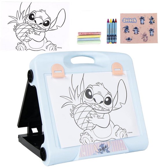 Blauw tekenbord met Stitch die een ananas vasthoudt, tekenvellen, krijtjes en kleurpotloden.