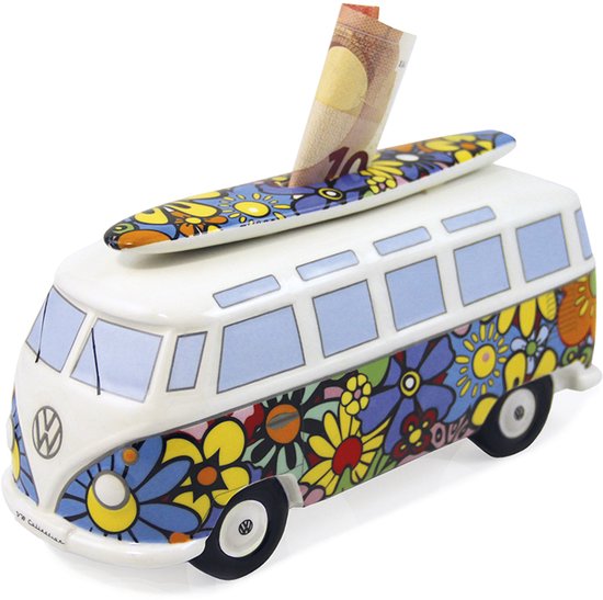 Licht gedraaide hoek van witte VW T1 bus spaarpot met bloemenprint en surfplank, met geld erin.