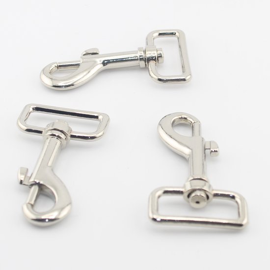 Drie zilveren metalen musketonhaken met rechthoekige ringen, voor linten van 30 mm.