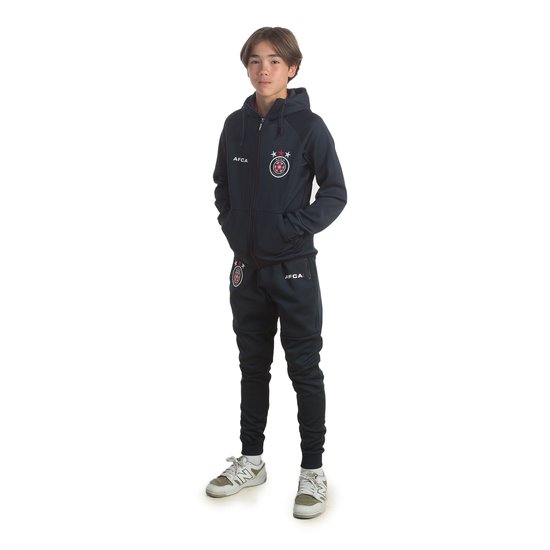Jongen in een donkerblauw trainingspak met AFCA-logo.