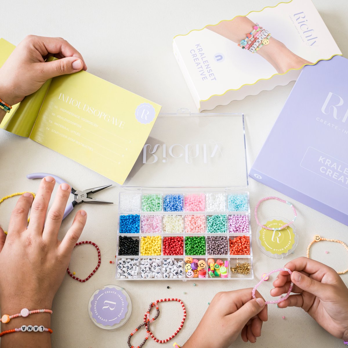 Richly® Kralen set Creative - Armbandjes maken meisjes - gratis E-BOOK - 4500+ Kralen - Complete set & Premium verpakking - 6 unieke Bedels & Gouden RVS-accessoires - Sieraden Maken - Letterkralen - Kralenketting - Knutselen meisjes — afbeelding 4
