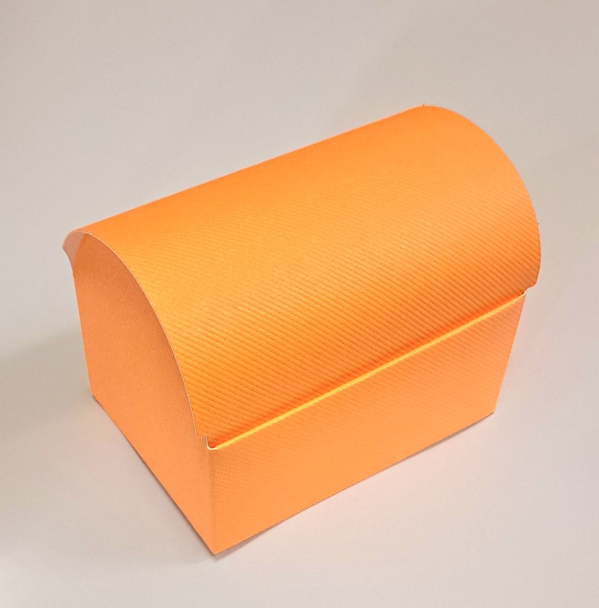 12 cadeau-doos oranje schatkist-vorm traktatie-doos middelgroot voor snoepjes of bonbons of koek om uit te delen bij verjaardag, huwelijk, babyshower of doop.