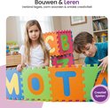 Twee kinderen bouwen met grote lettertegels, de jongen kijkt naar de constructie.