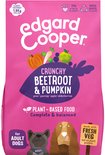 Roze zak met 1.9 kg hondenvoer, Crunchy Beetroot & Pumpkin met afbeeldingen van pompoen, erwten, wortel en appel.