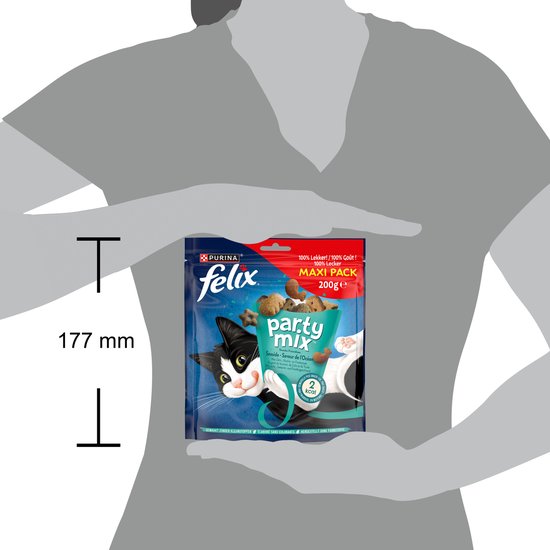 Verpakking van Felix Party Mix Seaside Maxi Pack 200g met zalm, koolvis en forel, gehouden door een persoon.