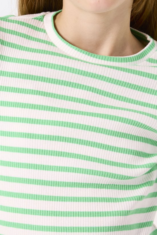 Detail van groen gestreept shirt met witte en groene strepen.