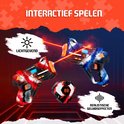 Twee laserpistolen, rood en blauw, met lichtstralen en een vest met "88" erop.