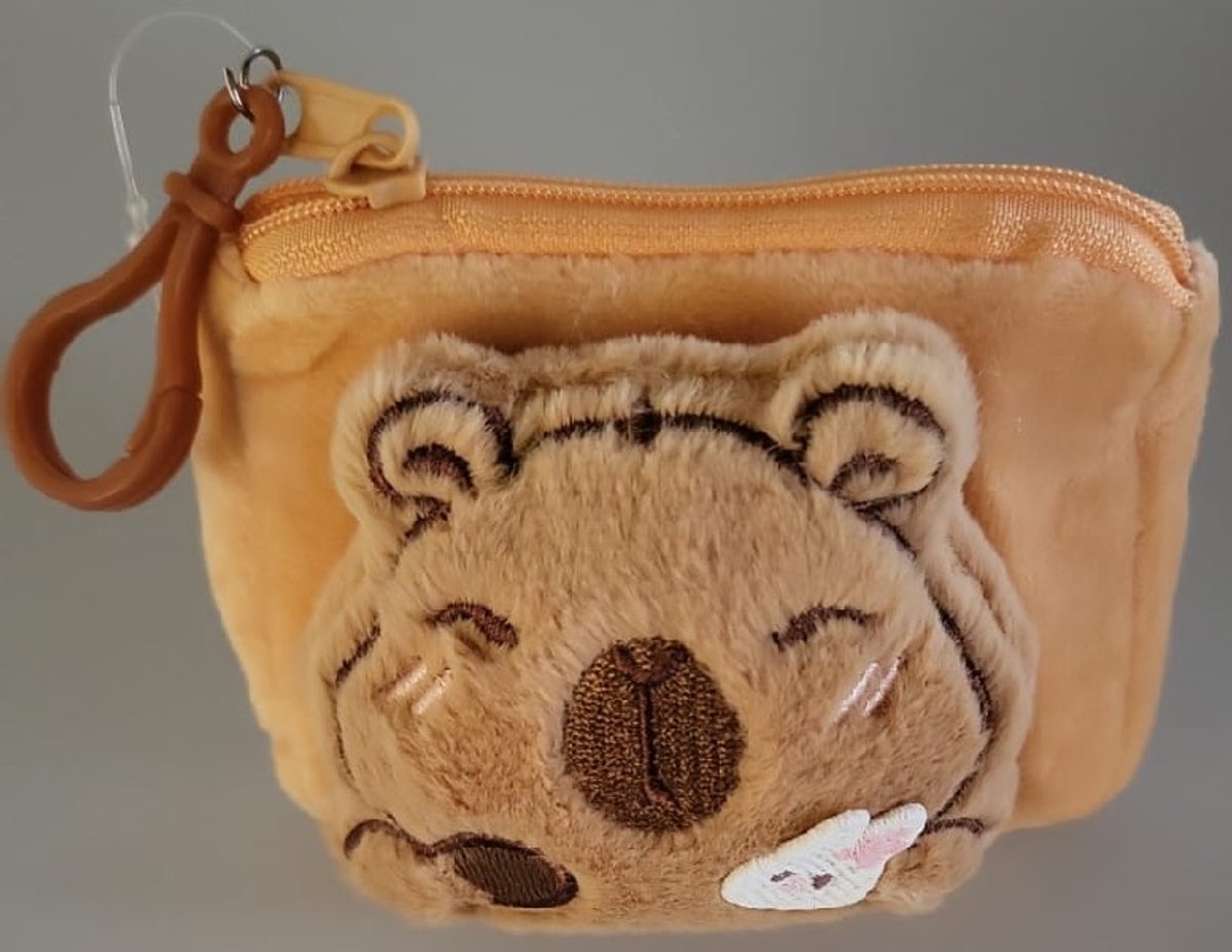 Een leuke en vrolijke portemonnee met een zachte pluchen cavia aan de voorkant. Deze ritsportemonnee is handig voor kleingeld, bonnetjes of pasjes. Met handige clip om bijv. aan de lus van je broek te hangen. Leuk voor uzelf of om cadeau te geven.