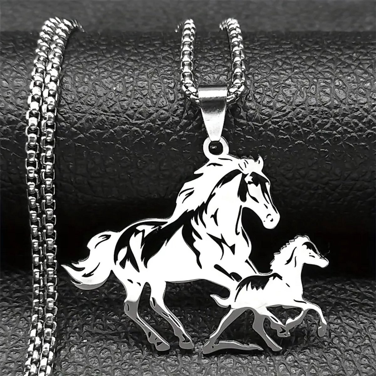 Ketting met paard -Zilverkleurige paarden bedel met 60 cm ketting - Hanger paarden met ketting.
