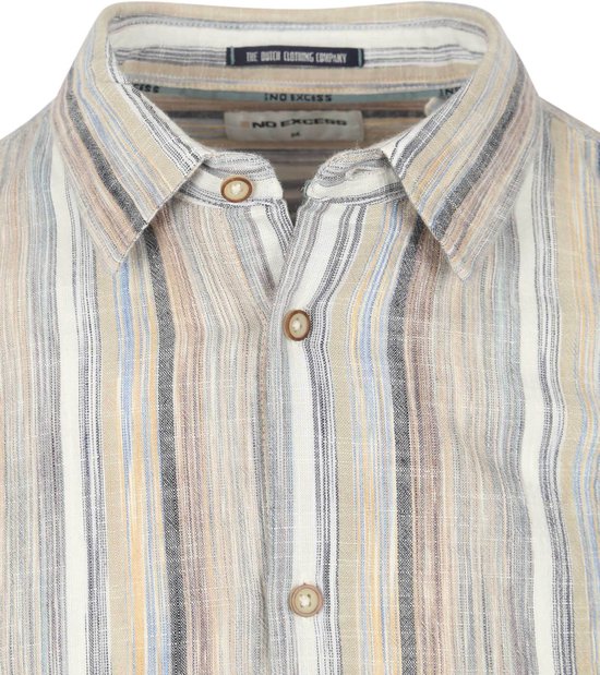 Close-up van de kraag en knopen van een beige linnen mix blouse met verticale strepen. Op de kraag zit een label met 'THE DUTCH CLOTHING COMPANY' en 'NO EXCESS'.